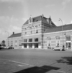 150716 Gezicht op de voorgevel van het N.S.-station Tiel te Tiel. Rechts staat een 2CV Besteleend van de ...